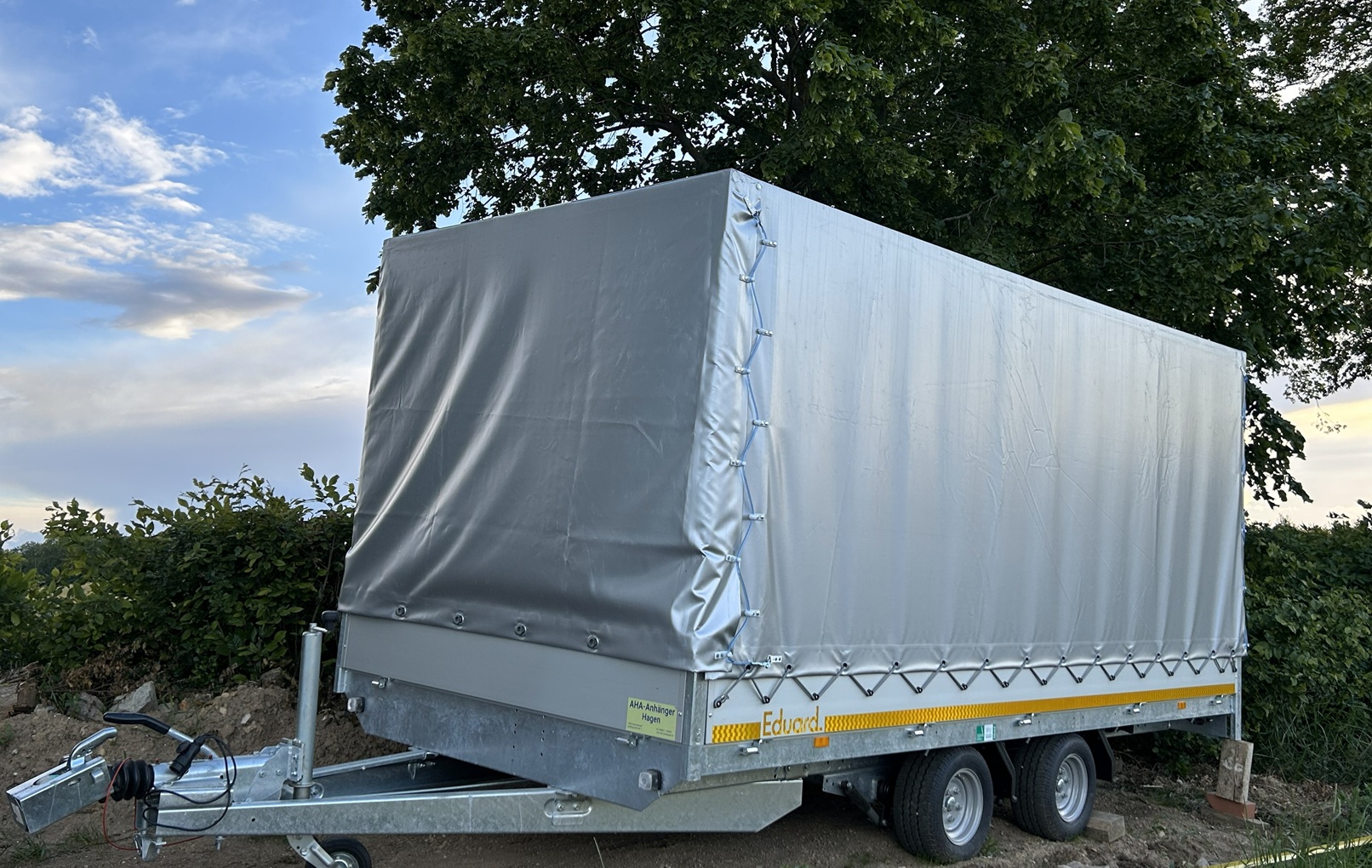 Kastenanhänger mit Hochplane mieten