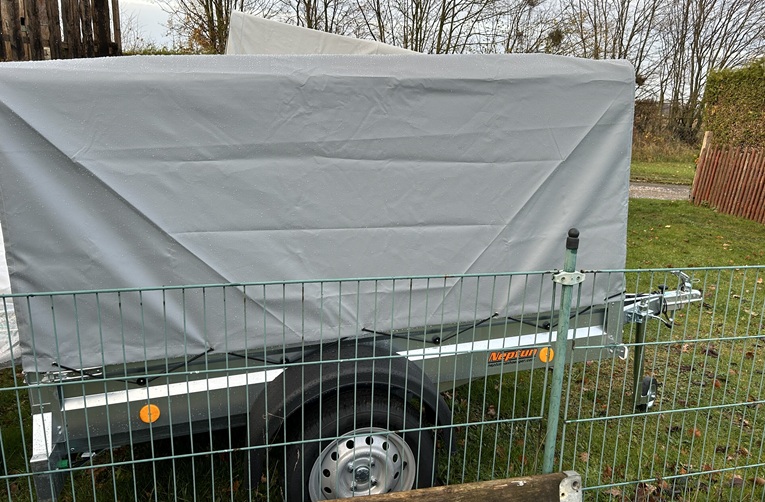 Kastenanhänger mit Hochplane kl mieten